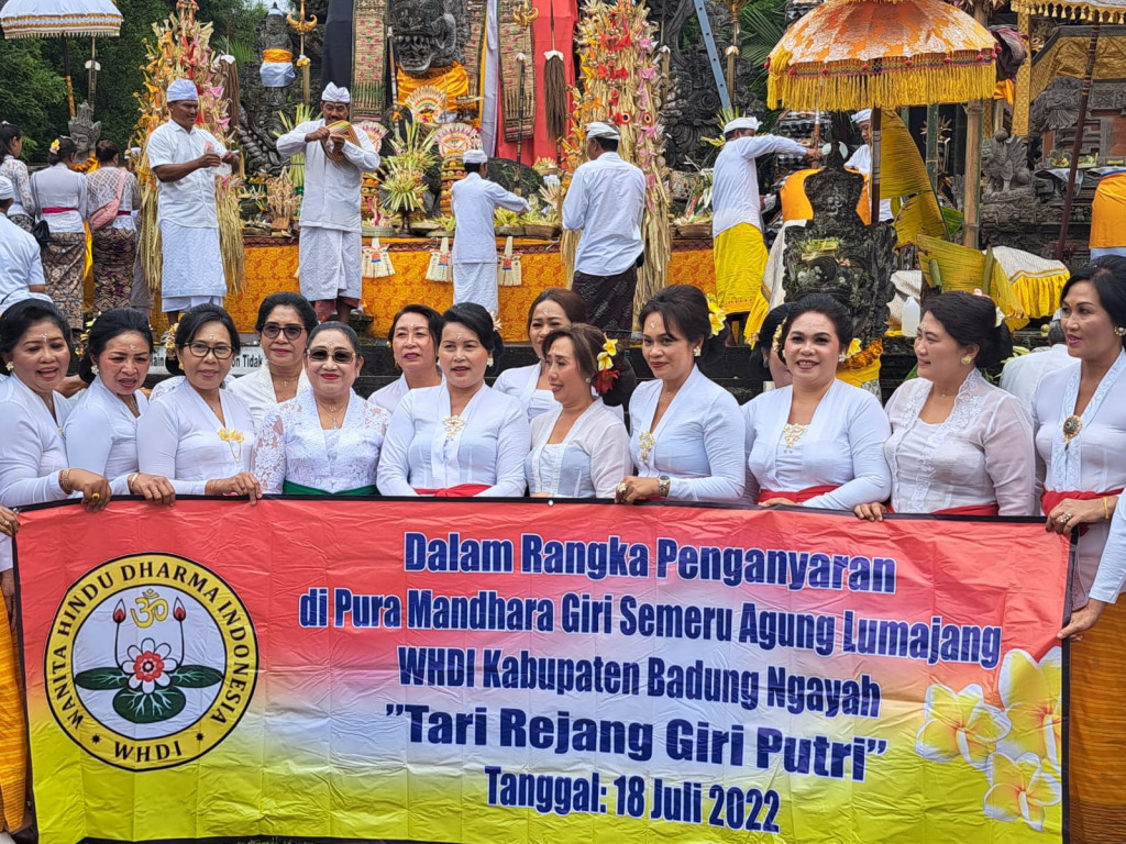 Bhakti Penganyaran Pemkab Badung di Pura Mandara Giri Semeru Agung Lumajang, TP. PKK dan WHDI Badung Pentaskan Tari Rejang Giri Putri